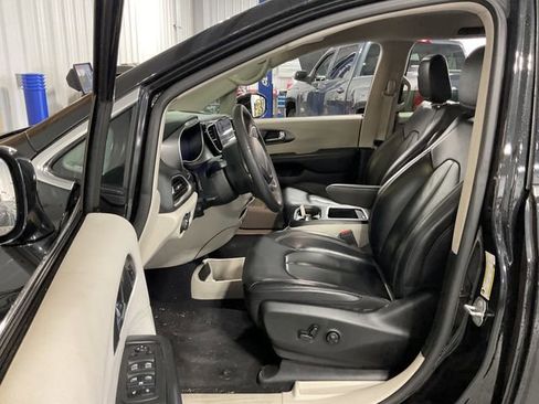 Used 2022 Chrysler Pacifica Touring-L image 8