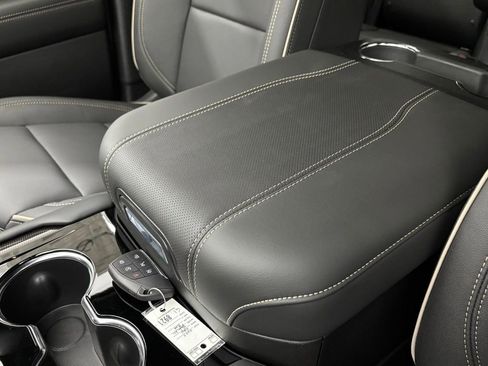 New 2025 GMC Yukon XL Elevation w/ LPO, Yukon Black Package image 35