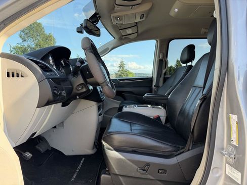 Used 2014 Chrysler Town & Country Touring-L w/ Driver Convenience Group FWD image 13