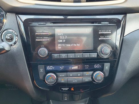 Used 2016 Nissan Rogue SV w/ SV Moonroof Package AWD/4WD image 12