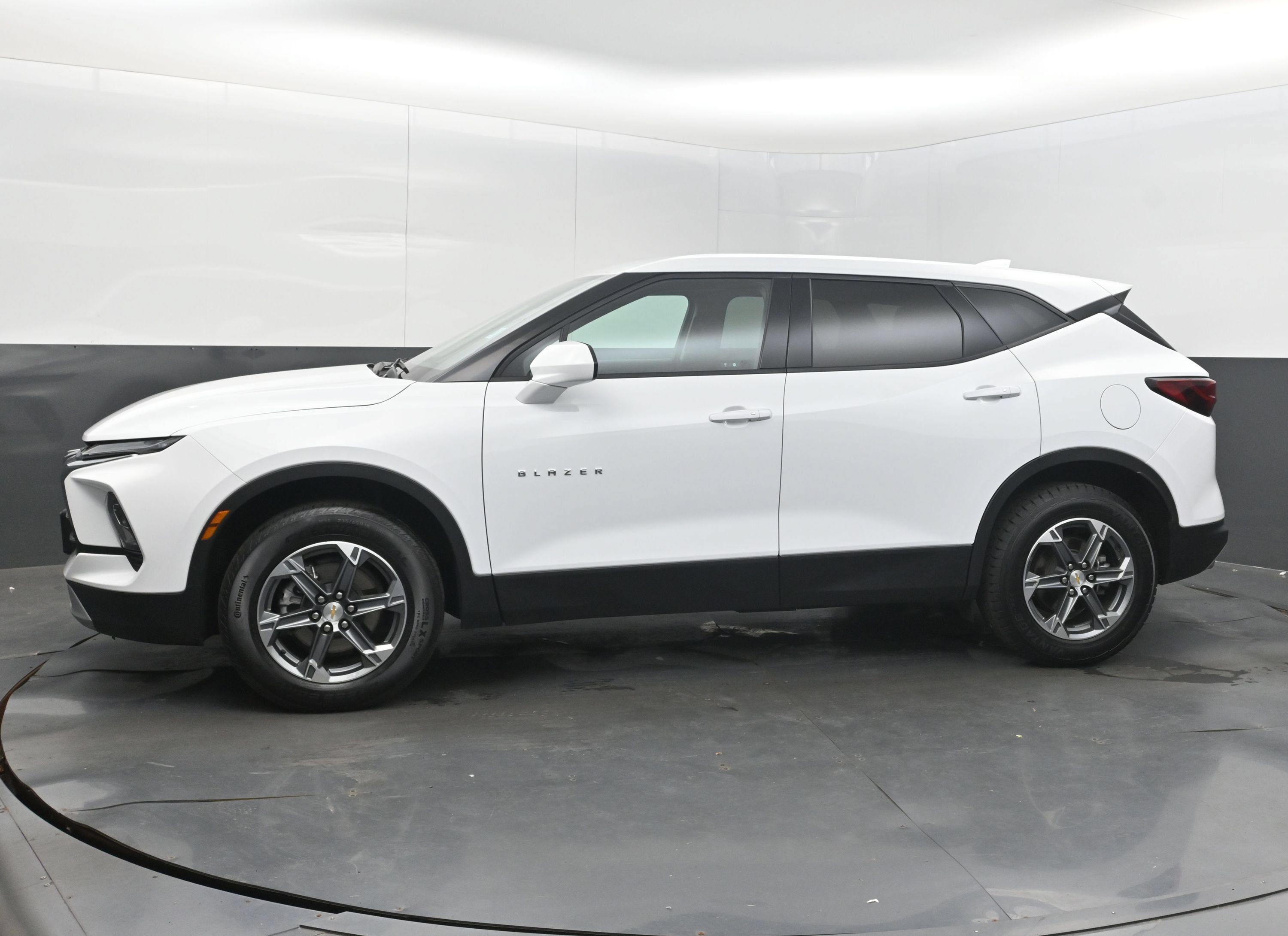 Used 2025 Chevrolet Blazer LT FWD image 5