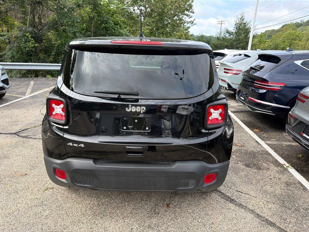 Used 2023 Jeep Renegade Latitude AWD/4WD image 9