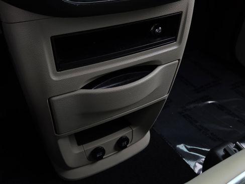 Used 2013 Chrysler Town & Country Touring FWD image 31