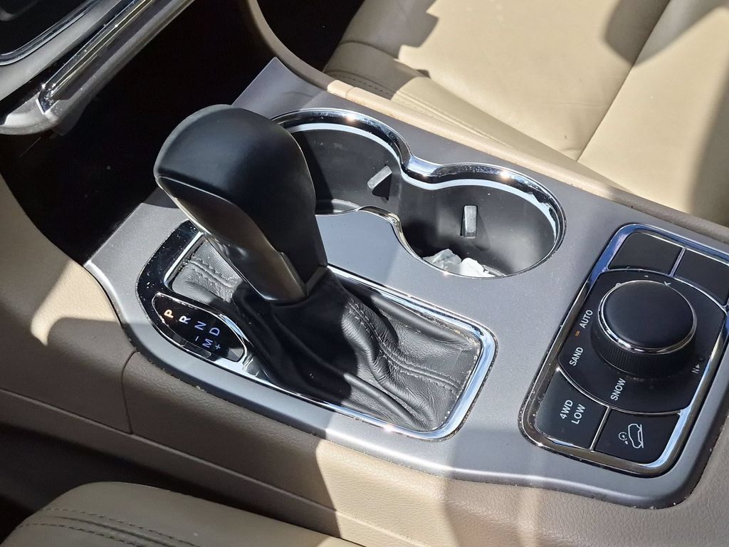 Used 2018 Jeep Grand Cherokee Limited AWD/4WD image 17