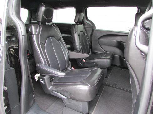 Used 2025 Chrysler Pacifica Select FWD image 8