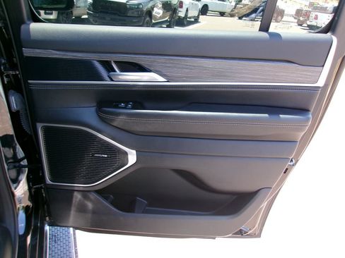 Certified 2024 Jeep Wagoneer L Series II w/ Flexible Seating Group AWD/4WD image 9