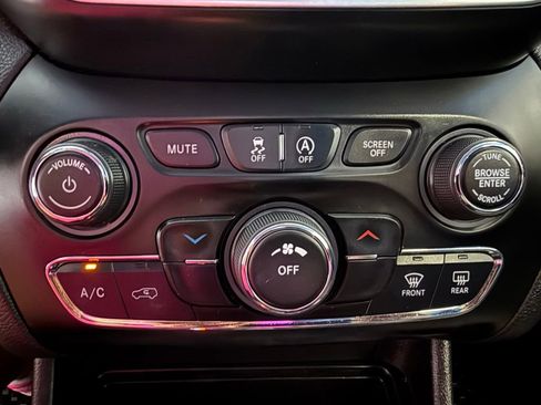 Used 2019 Jeep Cherokee Latitude Plus w/ Cold Weather Group image 30