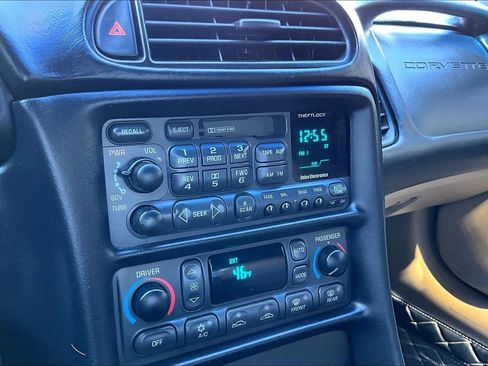 Used 2000 Chevrolet Corvette Coupe w/ Memory Pkg image 21