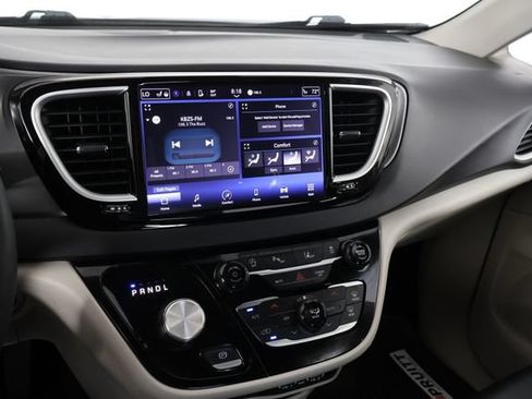 Used 2024 Chrysler Pacifica Touring-L FWD image 22