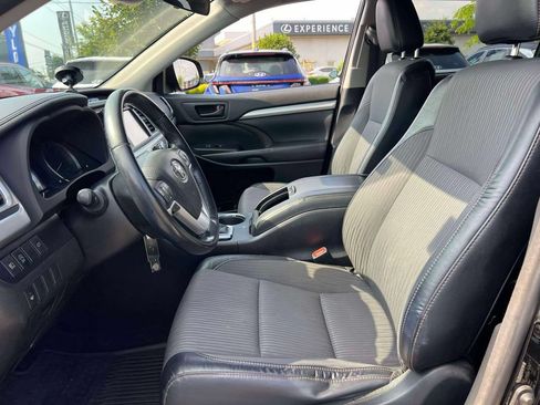 Used 2018 Toyota Highlander Plus AWD/4WD image 16