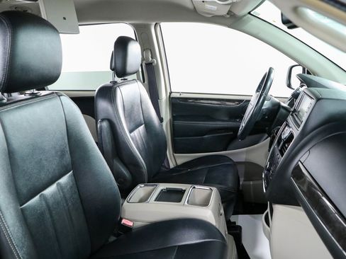 Used 2016 Chrysler Town & Country Touring FWD image 28