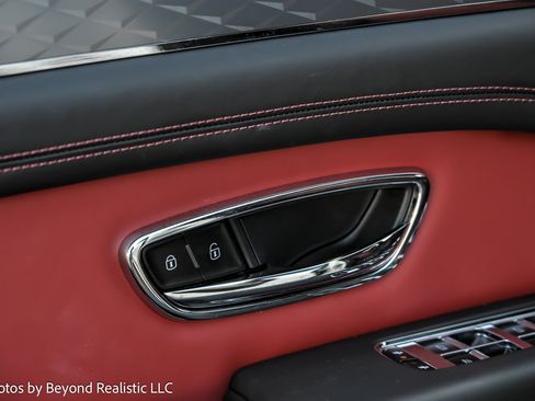 Used 2023 Bentley Bentayga image 21