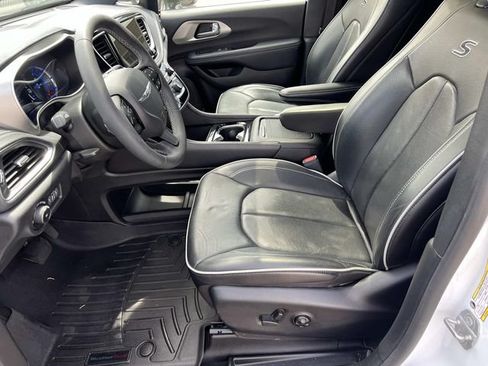 Used 2023 Chrysler Pacifica Limited w/ Uconnect Theater Family Group FWD image 23