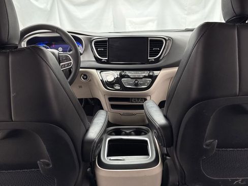 Used 2023 Chrysler Pacifica Touring-L image 33