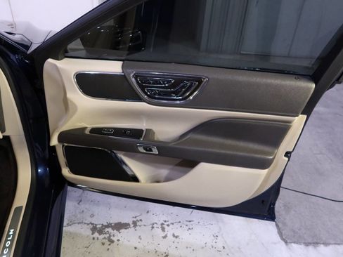 Used 2017 Lincoln Continental Select image 30
