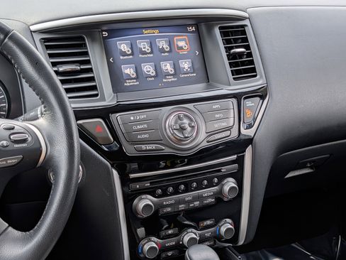 Used 2019 Nissan Pathfinder SV image 18