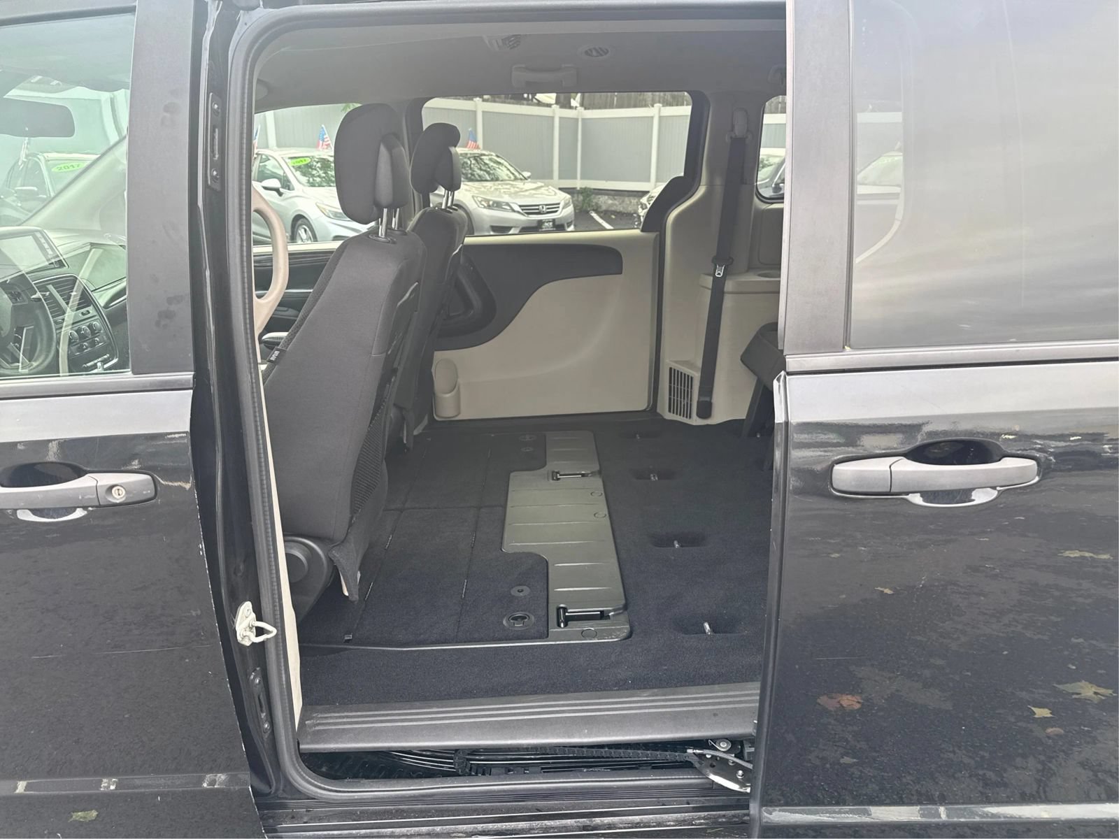 Used 2019 Dodge Grand Caravan SE FWD image 10