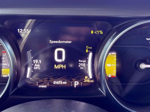 Used 2023 Jeep Wrangler Unlimited w/ Sun & Screen Package image 16