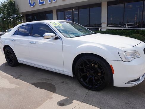 Used 2020 Chrysler 300 Limited image 1