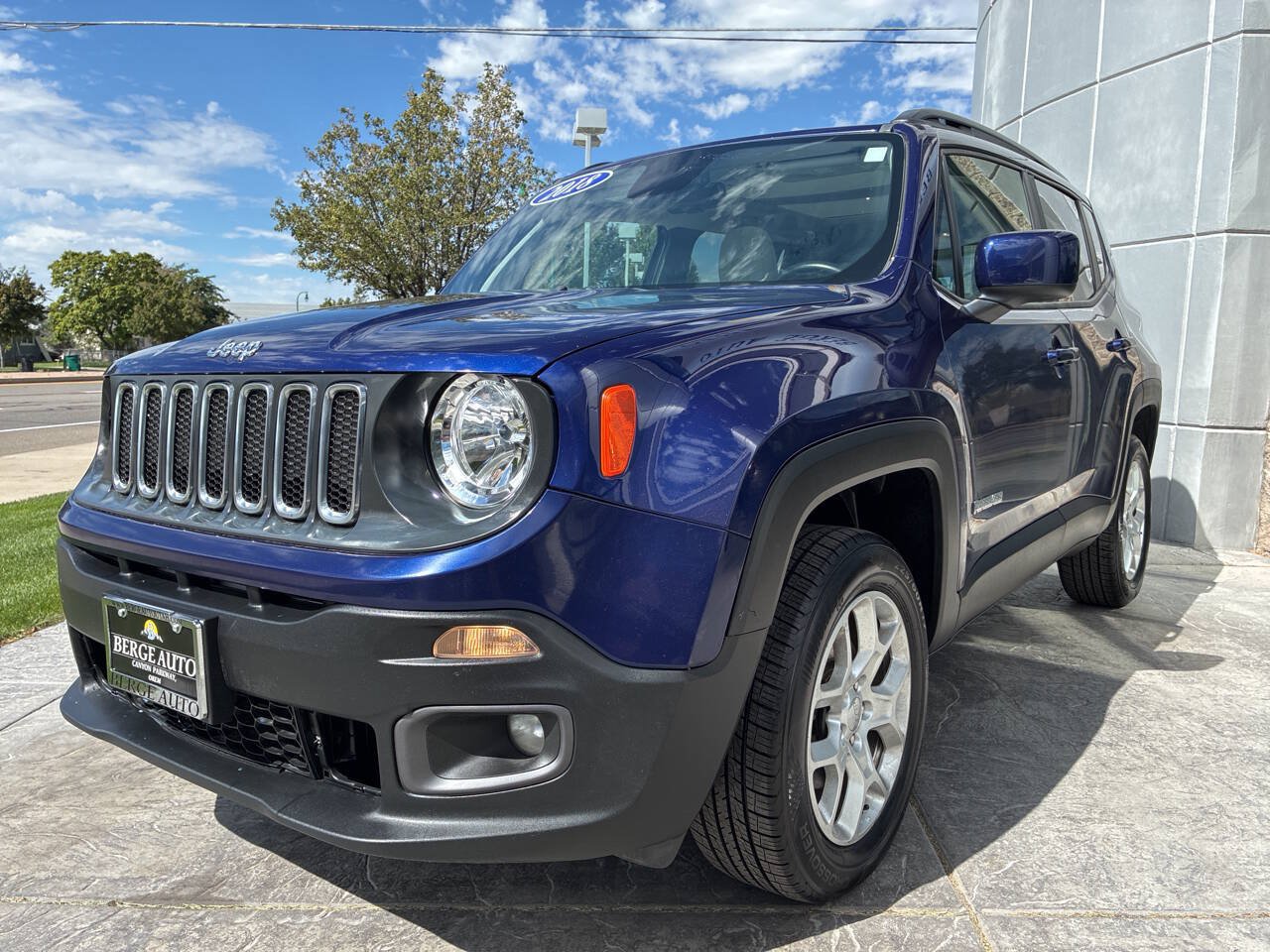 Used 2018 Jeep Renegade Latitude w/ Cold Weather Group AWD/4WD image 3