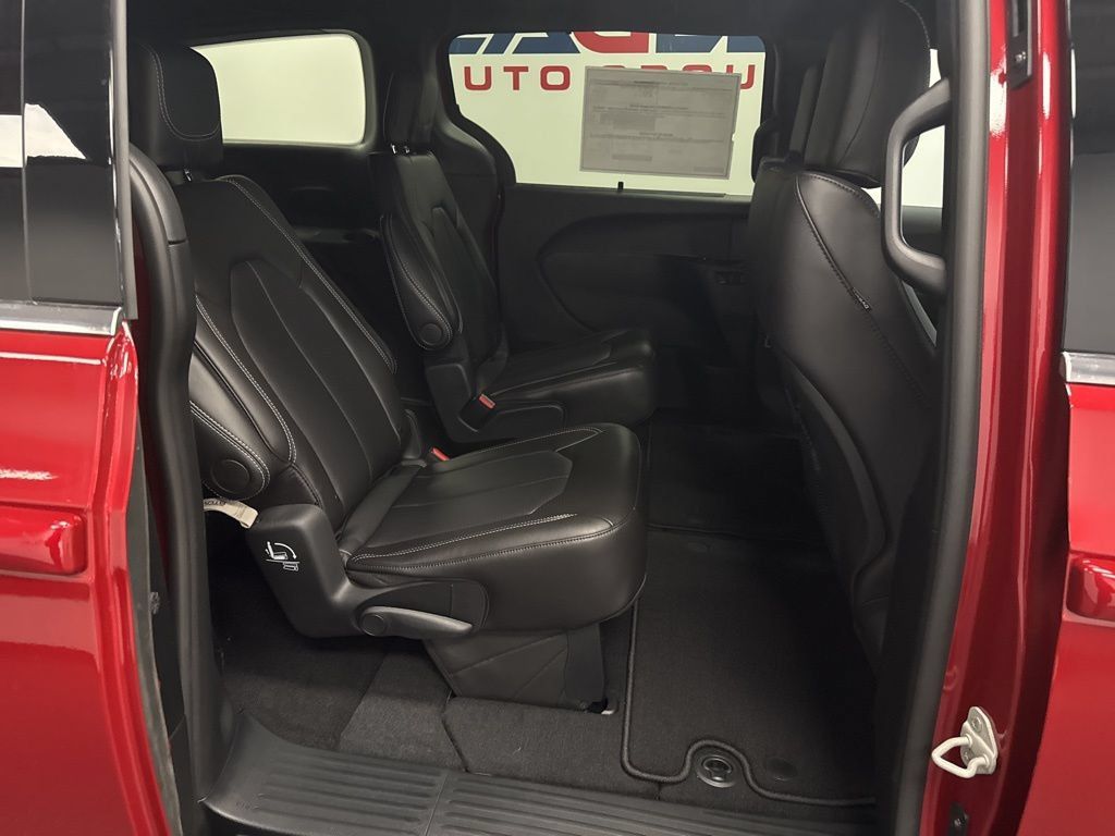 New 2026 Chrysler Pacifica Select AWD/4WD image 33