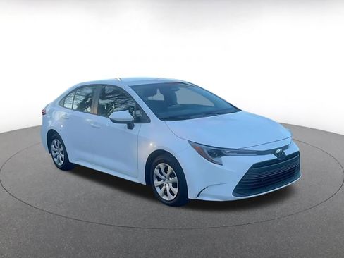 Used 2025 Toyota Corolla LE image 3