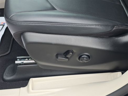 Used 2024 Chrysler Pacifica Touring-L image 17