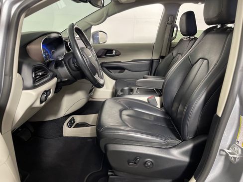 Used 2019 Chrysler Pacifica Touring-L Plus w/ Advanced Safetytec Group FWD image 13