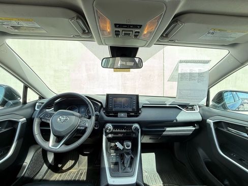 Used 2021 Toyota RAV4 XLE Premium image 6