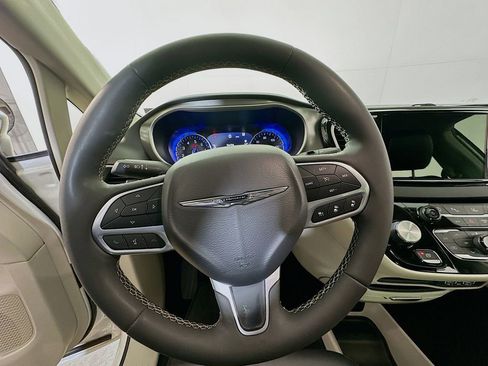 Used 2024 Chrysler Pacifica Touring-L image 12