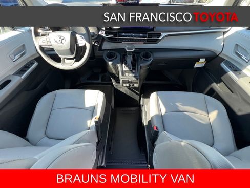 Used 2026 Toyota Sienna XLE FWD image 32