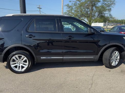 Used 2018 Ford Explorer XLT image 8