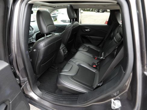 Used 2019 Jeep Cherokee Latitude Plus AWD/4WD image 15