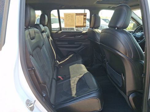 Used 2024 Jeep Grand Cherokee Altitude AWD/4WD image 15
