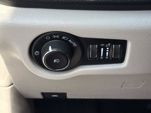 Used 2024 Chrysler Pacifica Limited FWD image 20