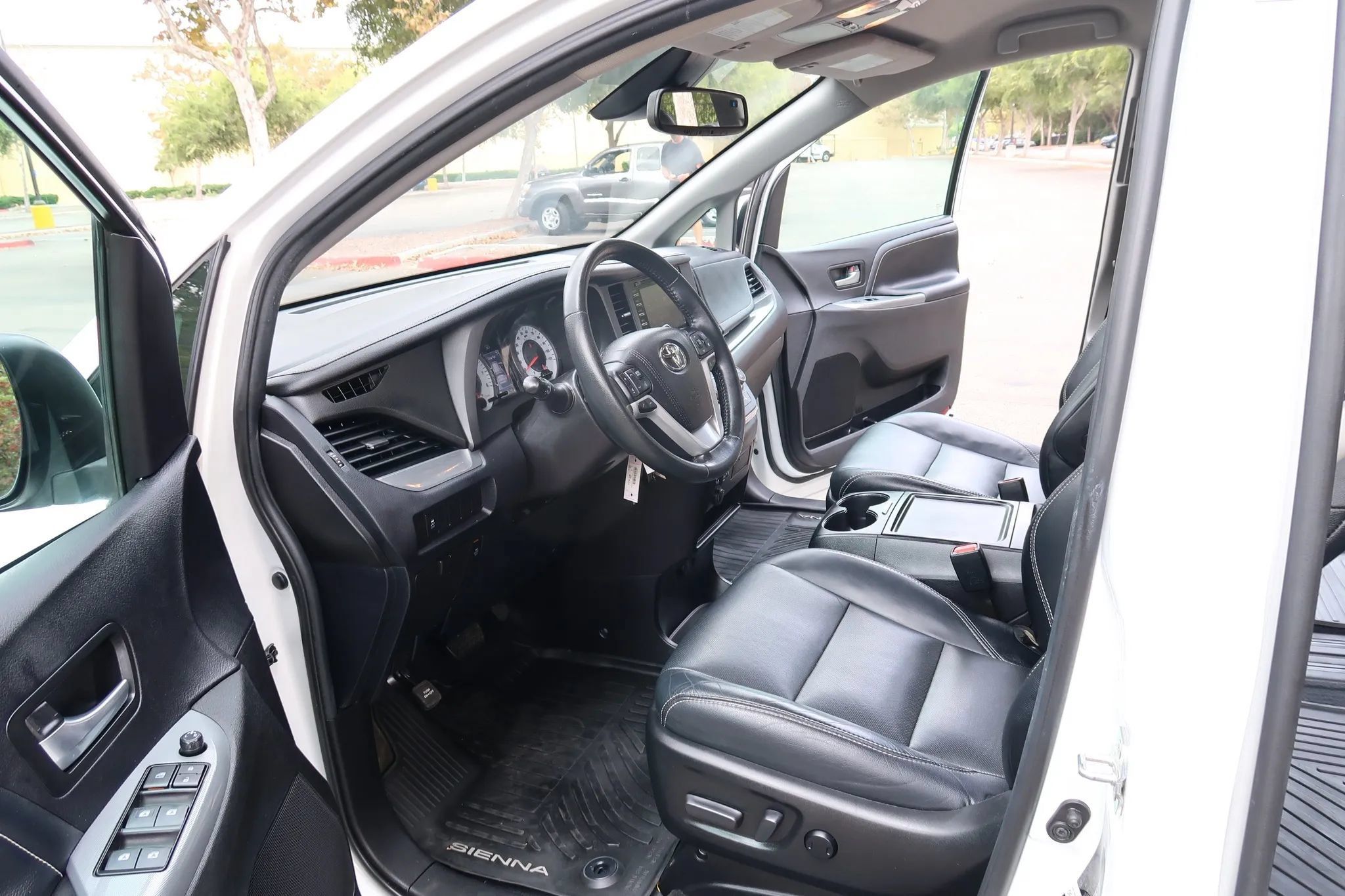 Used 2018 Toyota Sienna SE w/ Carpet Mat Package FWD image 11