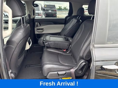 Used 2024 Kia Carnival LX FWD image 3