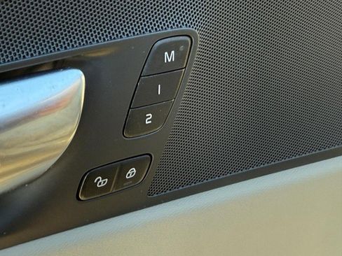 Certified 2023 Volvo XC60 B5 Plus w/ Climate Package image 16