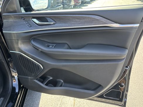 New 2025 Jeep Grand Cherokee Overland w/ Luxury Tech Group IV image 19