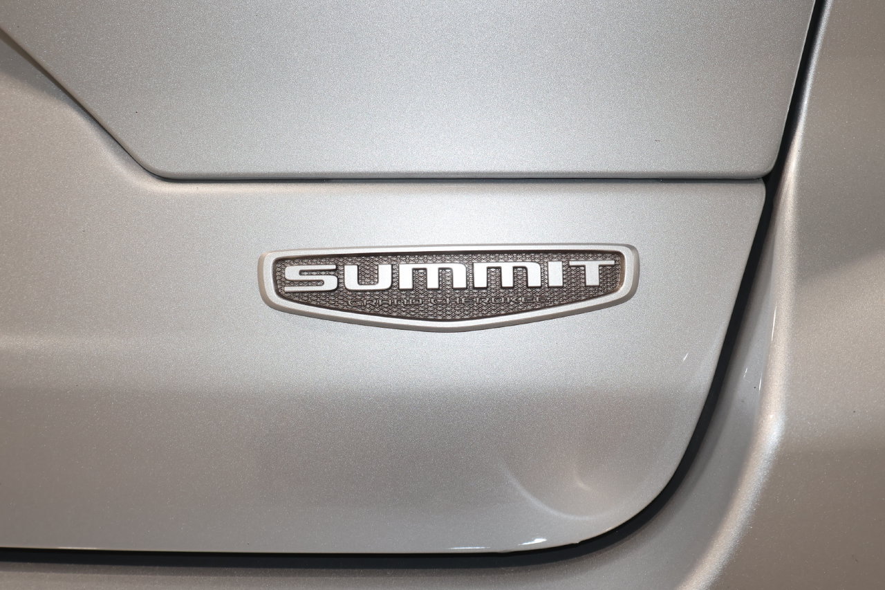 Used 2025 Jeep Grand Cherokee Summit w/ Adv Protech Group IV AWD/4WD image 38