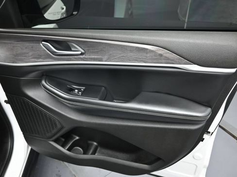 Used 2023 Jeep Grand Cherokee Limited w/ Black Appearance Package AWD/4WD image 34