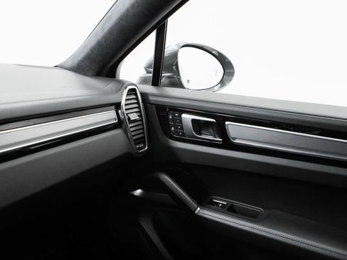 Certified 2022 Porsche Cayenne Turbo AWD/4WD image 30