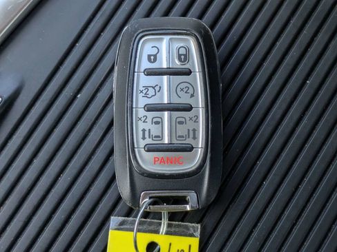 Used 2023 Chrysler Pacifica Touring-L FWD image 32