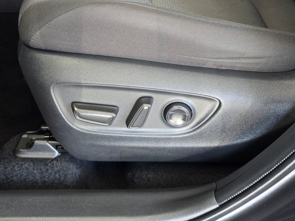Used 2025 Toyota RAV4 XLE AWD/4WD image 20