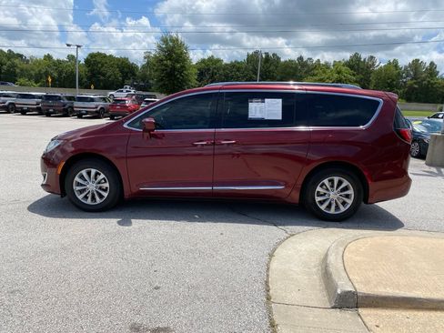 Used 2019 Chrysler Pacifica Touring-L FWD image 4