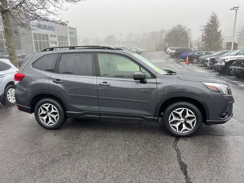 Used 2023 Subaru Forester Premium image 2