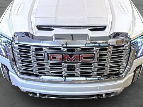 Used 2024 GMC Sierra 2500 Denali w/ Denali Reserve Package AWD/4WD image 17