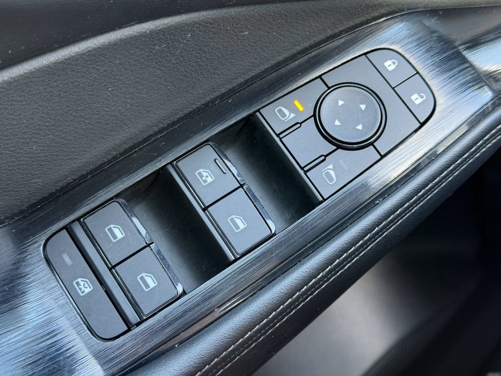 Used 2025 Nissan Rogue SV AWD/4WD image 31