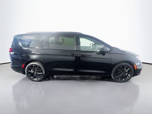 Used 2026 Chrysler Pacifica Limited w/ S Appearance Package FWD image 9