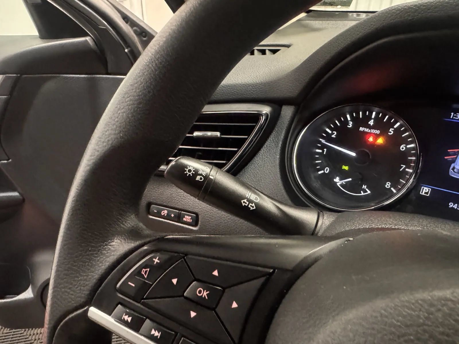 Used 2020 Nissan Rogue S FWD image 21